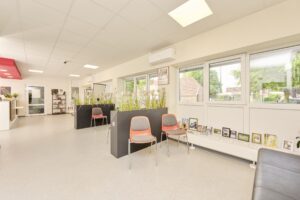 Wartebereich mit hohen Pflanzkübeln zwischen Warteplätzen