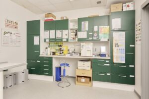Laborraum mit grünen Schränken