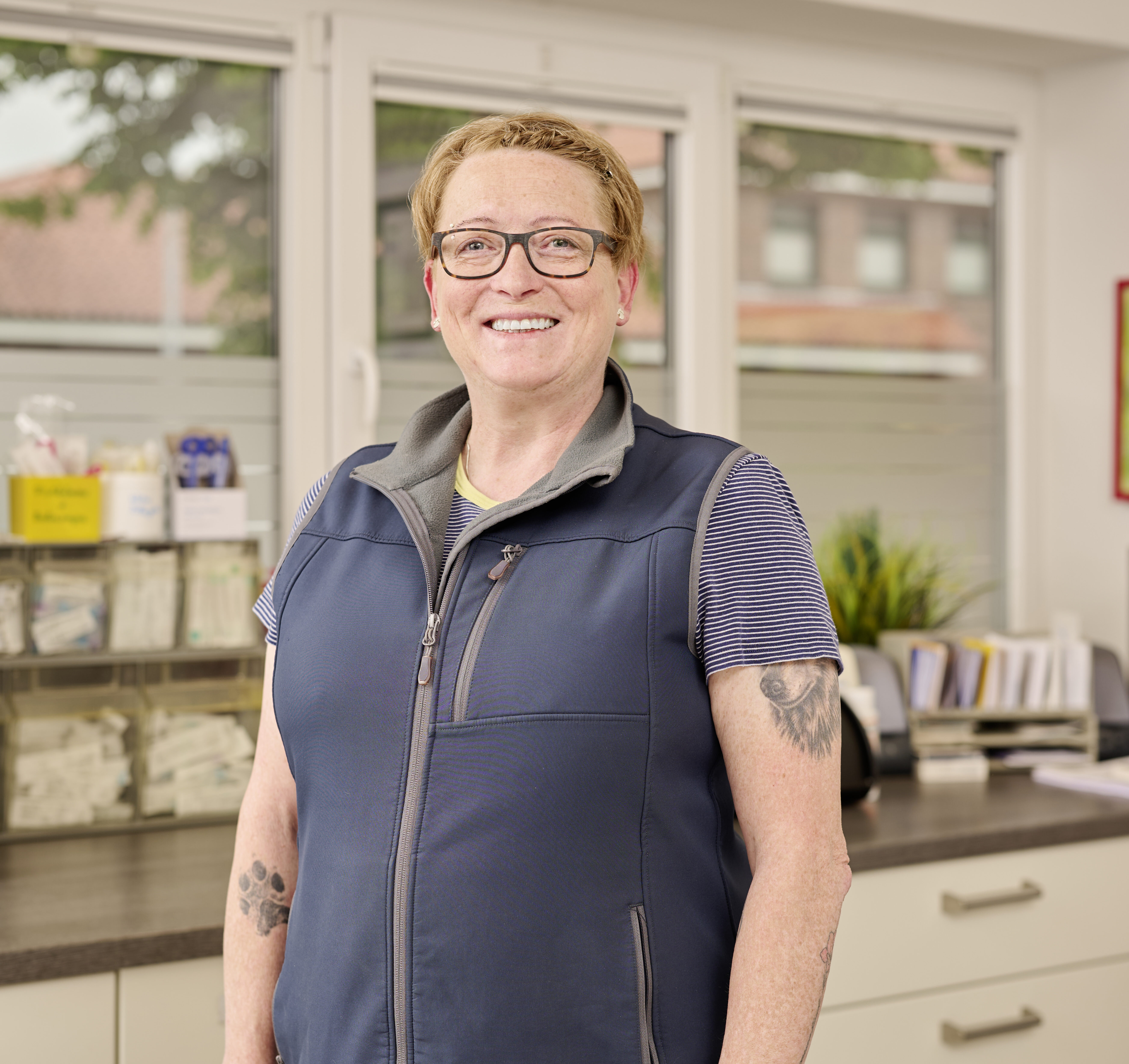 Portraitbild der Tierarzthelferin Anja Grunow in einem Behandlungsraum